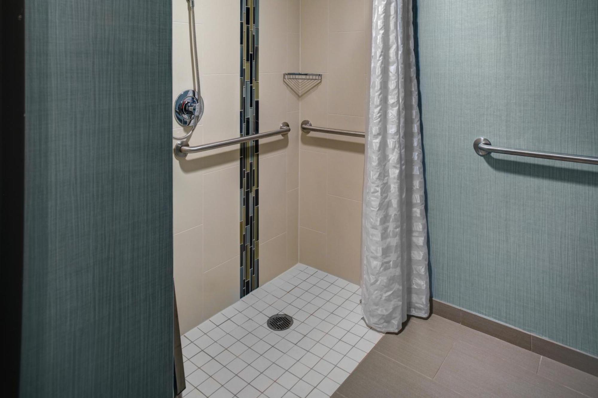 King Room Sofa Bed Roll Shower Disability Access,772666474:JPEG